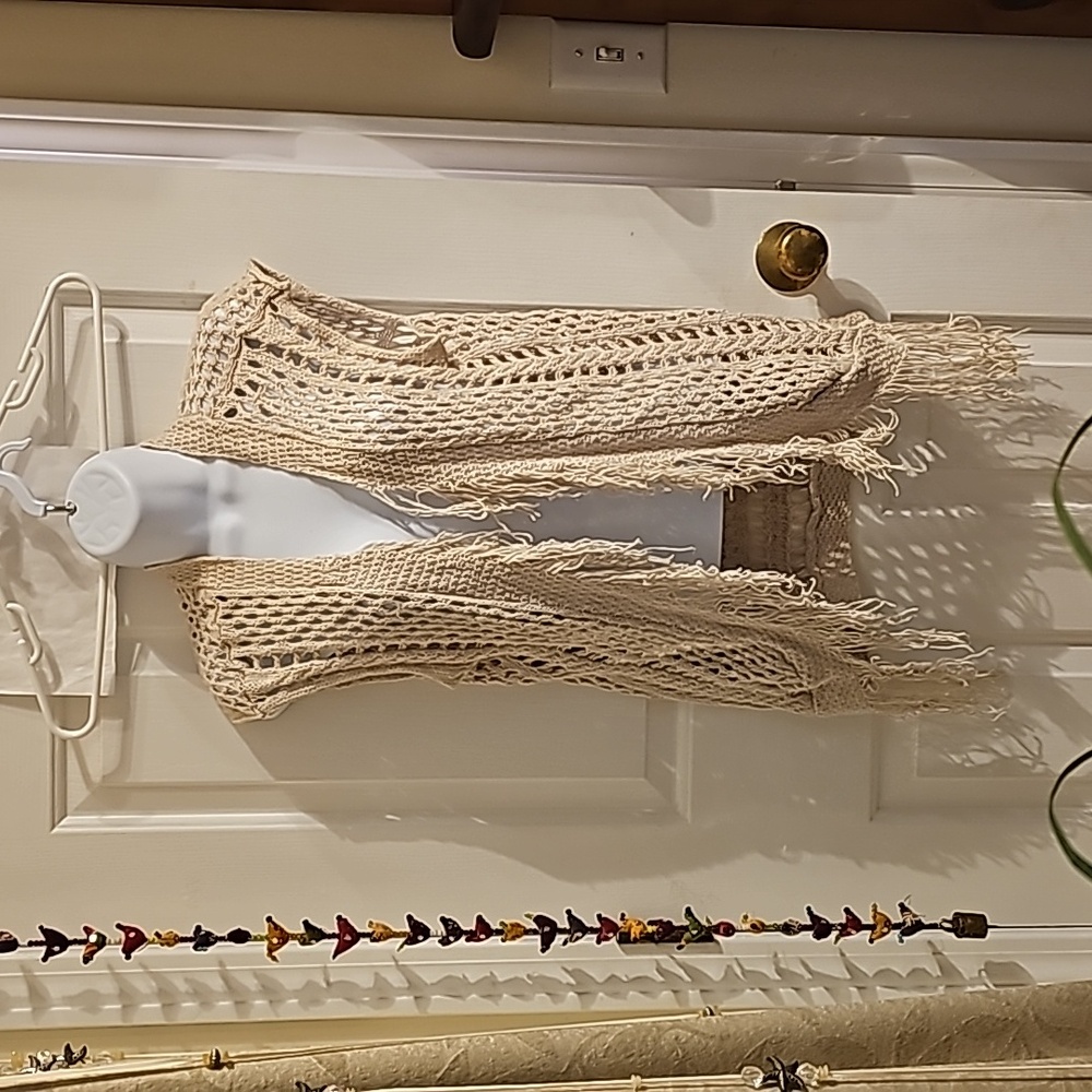 Crocheted vest XS American Rag, fringed, pretty cool